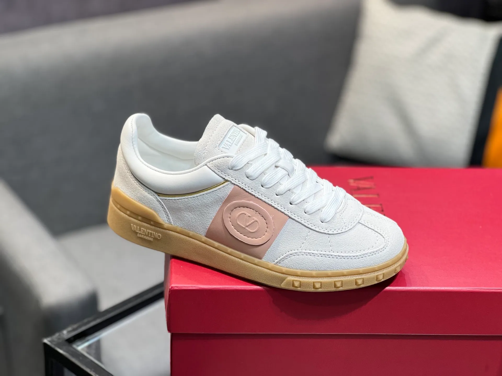 Men's shoes 💰620 👉🌹🌹VALENTINO counter synchronized new low-top casual sports shoes 👍Professional and high-end, perfect replica, first-class quality! 👍All made of original 1:1 materials, exclusive mold opening! 👍High mercerized cowhide fabric 👍TPU outsole, comfortable and wear-resistant, brand injection insole, 👍Full set of high-end counter packaging 👍All details are customized with 1:1 mold, striving for perfection! 👍Couple style female 35-41, male 38-46 (female 41, male 45 46 customized)